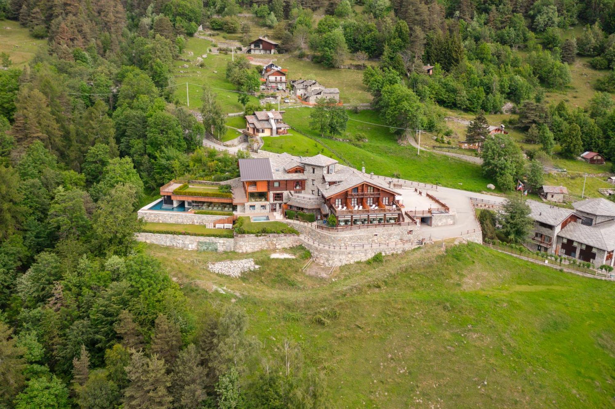 Silou Retreat Hotel Champdepraz ภายนอก รูปภาพ