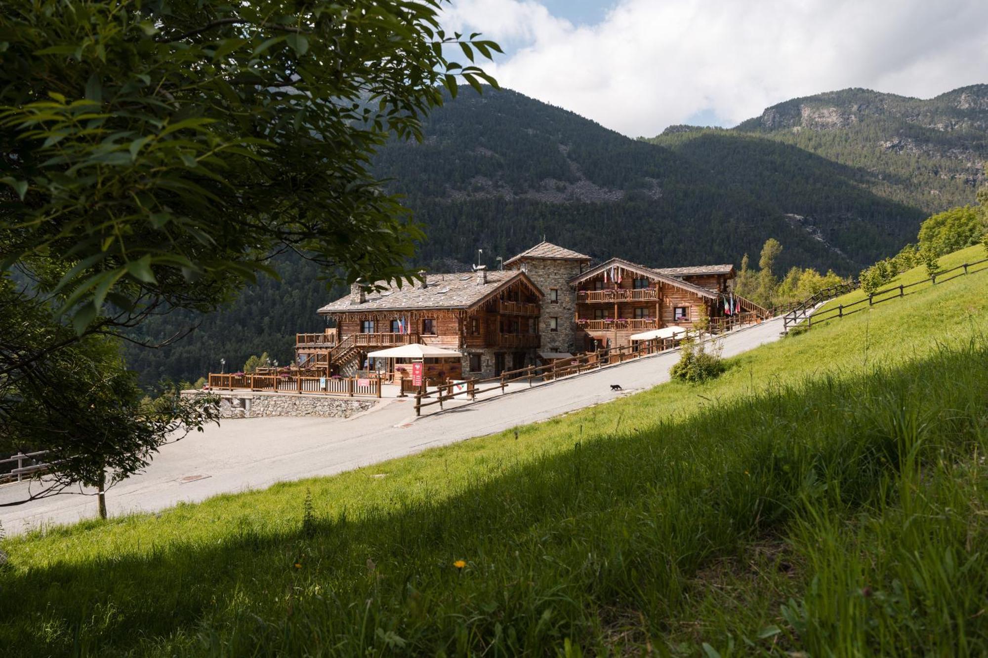 Silou Retreat Hotel Champdepraz ภายนอก รูปภาพ
